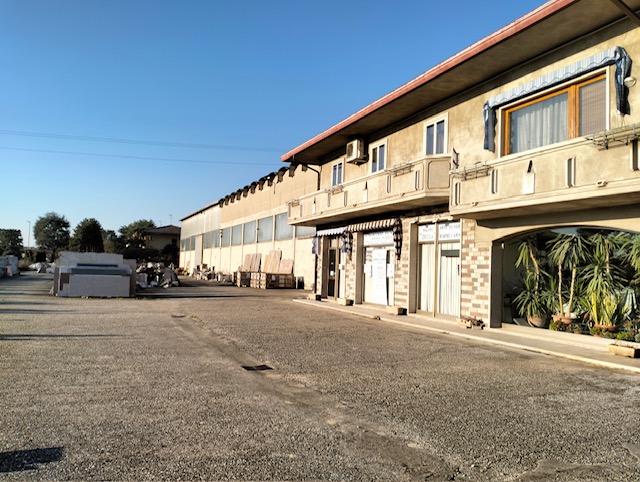 NOVENTA VICENTINA (VI) CAPANNONE CON ADIACENTE BIFAMILIARE INTERA